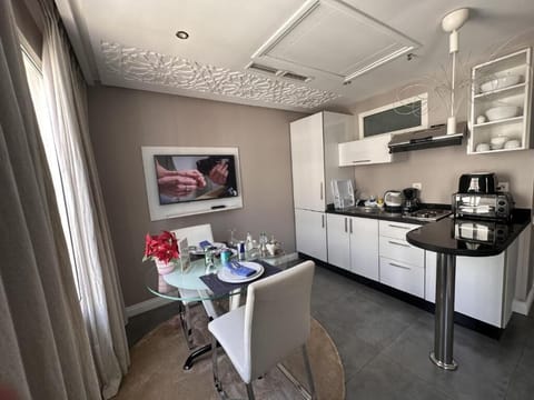 Executive Suite | Private kitchen | Fridge, microwave, stovetop, espresso maker