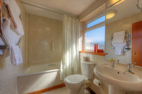 Standard Twin Room, Sea View | Bathroom | Combined shower/tub, free toiletries, hair dryer, towels