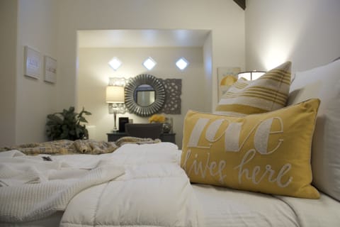 Deluxe Room, 1 Queen Bed | Premium bedding, pillowtop beds, minibar, in-room safe