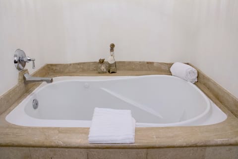 Junior Suite | Bathroom | Separate tub and shower, rainfall showerhead, designer toiletries