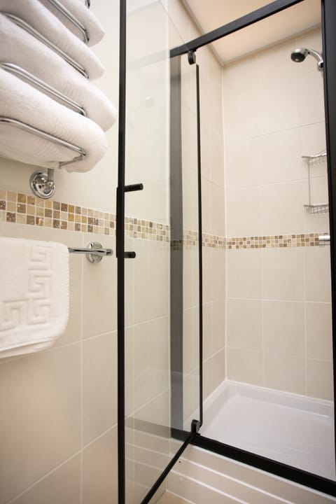 Superior Double Room | Bathroom | Hair dryer, towels