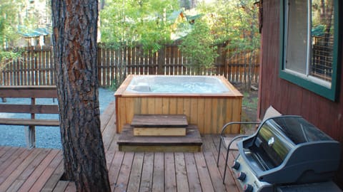 Cabin | Outdoor spa tub