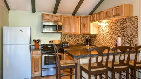 Cabin | Private kitchen | Full-size fridge, microwave, coffee/tea maker