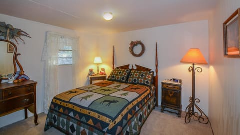 Cabin | Premium bedding, iron/ironing board, free WiFi, bed sheets