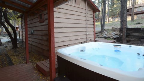 Cabin | Outdoor spa tub