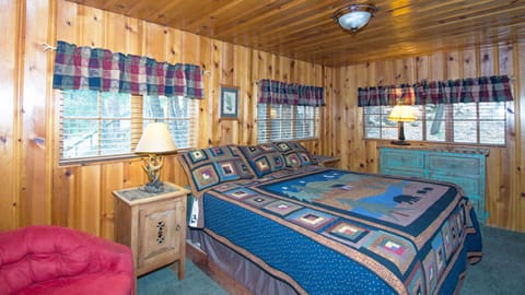 Cabin | Premium bedding, iron/ironing board, free WiFi, bed sheets