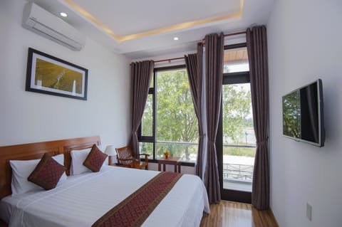 Family Double Room, Balcony | Individually furnished, desk, laptop workspace, blackout drapes