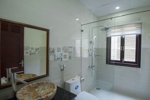 Deluxe Double Room, Balcony, Lake View | Bathroom | Shower, free toiletries, hair dryer, slippers