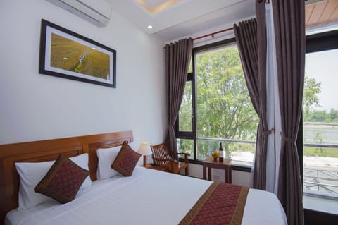 Family Double Room, Balcony | Individually furnished, desk, laptop workspace, blackout drapes