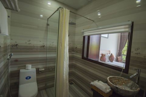 Family Double Room, Balcony | Bathroom | Shower, free toiletries, hair dryer, slippers
