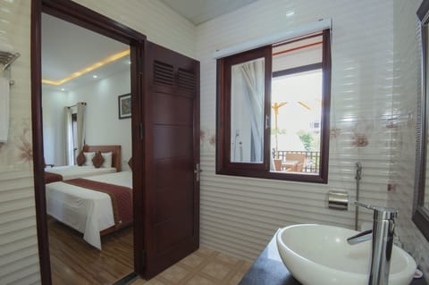 Deluxe Triple Room | Bathroom | Shower, free toiletries, hair dryer, slippers