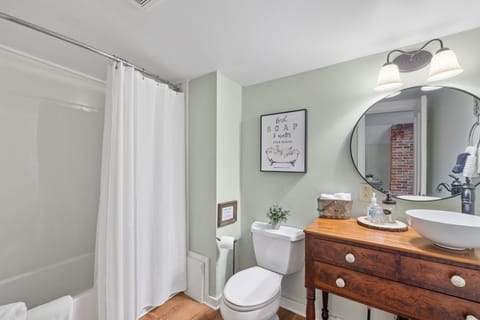 Laurel Island | Bathroom | Combined shower/tub, designer toiletries, hair dryer, towels