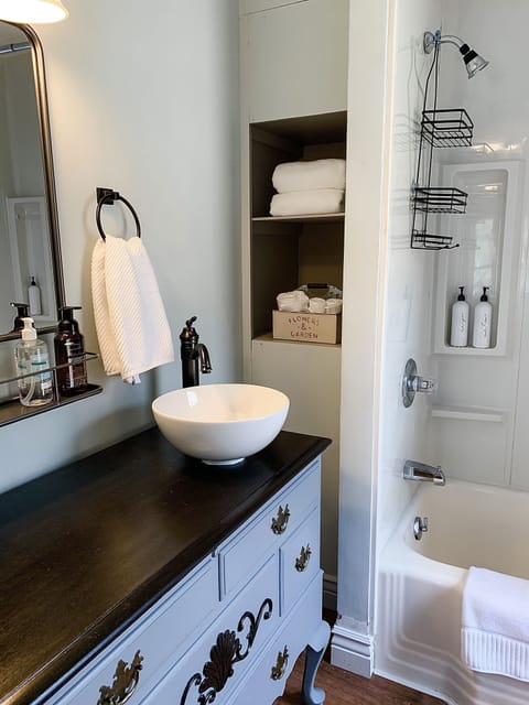 Church Island | Bathroom | Combined shower/tub, designer toiletries, hair dryer, towels