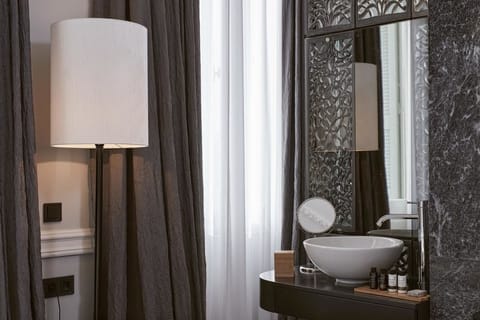 Double Room (Acropolis View) | Bathroom sink