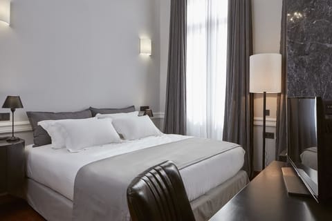 Double Room (Acropolis View) | Minibar, in-room safe, desk, soundproofing