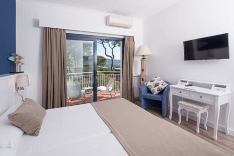 Deluxe Double Room, Balcony, Sea View (Mediterránea) | In-room safe, desk, free WiFi, bed sheets