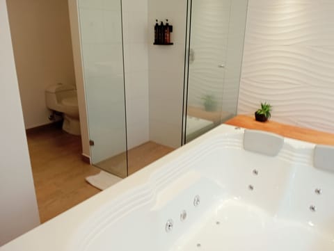 Junior Studio Suite, 1 King Bed | Bathroom | Shower, rainfall showerhead, free toiletries, hair dryer