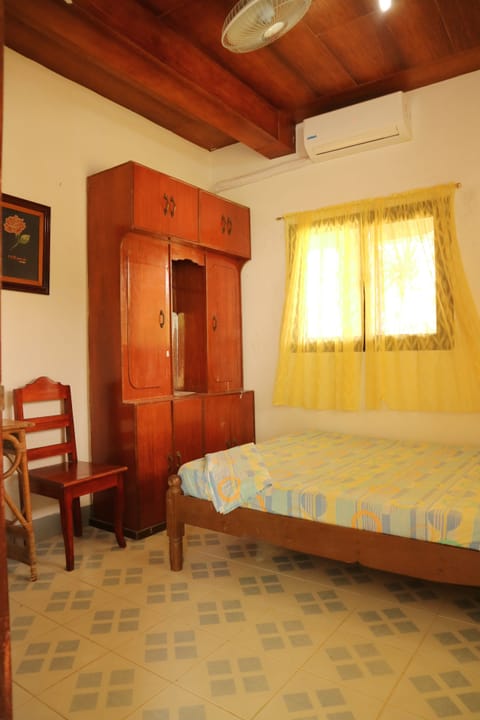 Standard Double Room | Desk, iron/ironing board, rollaway beds, free WiFi