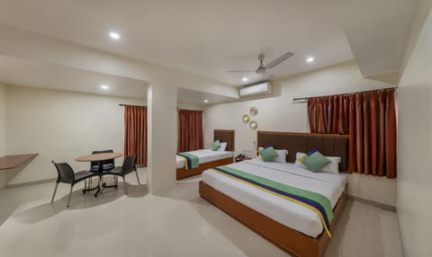 Premium Double Room | Desk, free WiFi, bed sheets