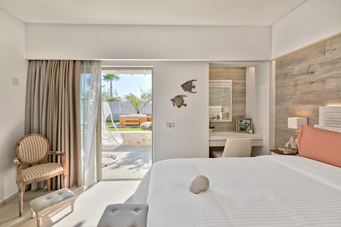 Honeymoon Suite, Jetted Tub | Premium bedding, in-room safe, individually decorated