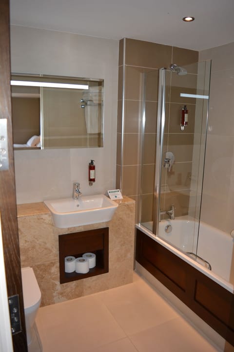 Combined shower/tub, free toiletries, hair dryer, towels