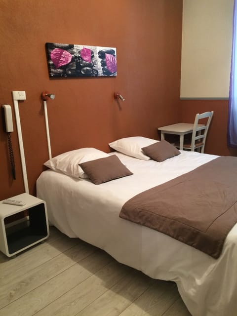 Double room with Shower | Premium bedding, desk, iron/ironing board, free WiFi