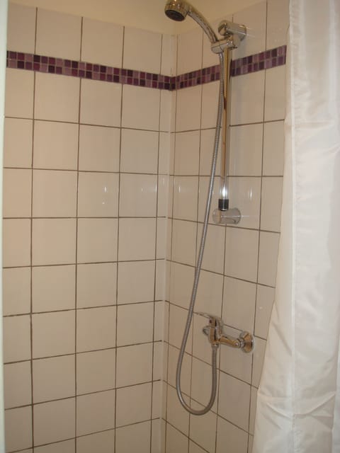 Double room with Shower | Bathroom | Combined shower/tub, hair dryer, towels