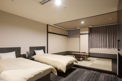 Western Style Executive Room | Blackout drapes, soundproofing, iron/ironing board, free WiFi