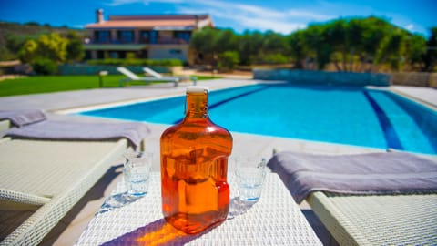 Here it is easy to relax. The swimming pool is heated on demand.