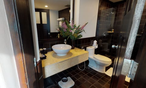 Executive Suite, 1 King Bed | Bathroom | Eco-friendly toiletries, hair dryer, bathrobes, slippers