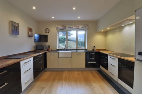 Bosch dishwasher, Miele warming drawer, double Neff oven, Siemens induction hob.