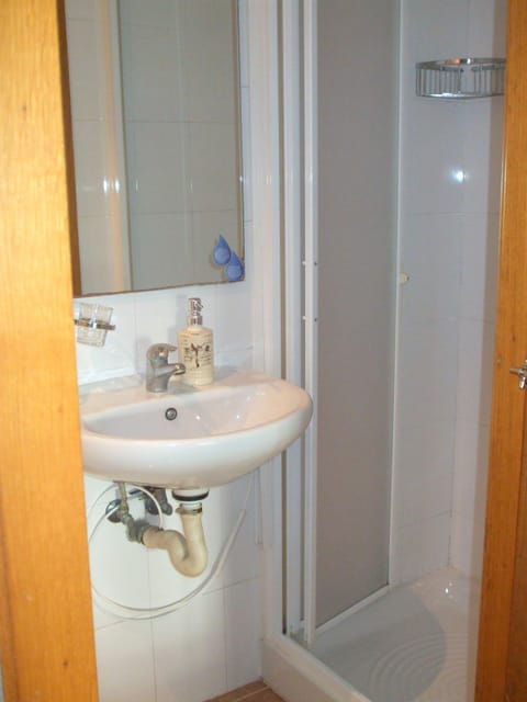 Standard Double Room, Private Bathroom | Bathroom | Bathtub, towels