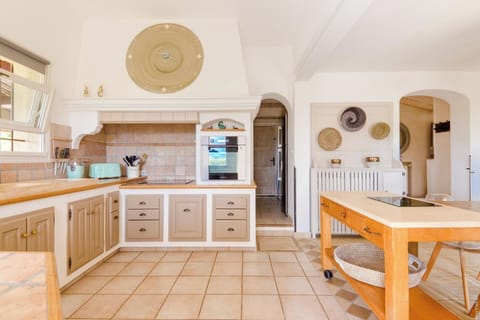 Ouverte sur la salle à manger et accès direct au cellier/laverie