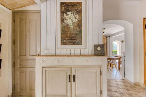 Entrée dégagée avec toilettes 