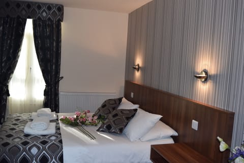 Double Room | In-room safe, desk, iron/ironing board, free WiFi