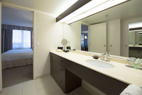 Executive Suite, 1 King Bed with Sofa bed | Bathroom | Separate tub and shower, designer toiletries, hair dryer, towels