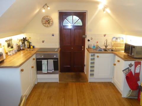 Fully equipped kitchen incl electric hob, oven, microwave and entrance to the WR