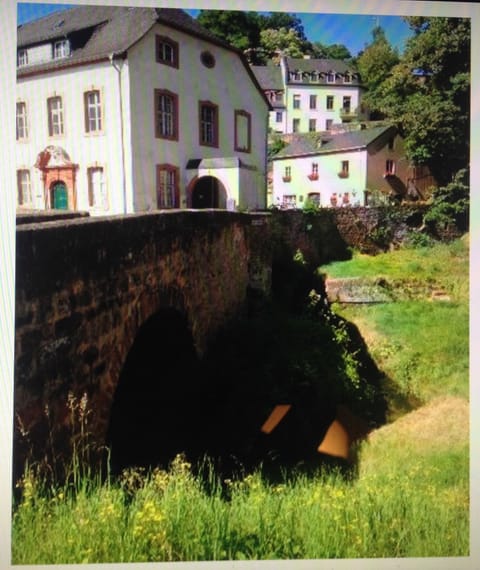 Straße und Brücke (enge, alte Straße)