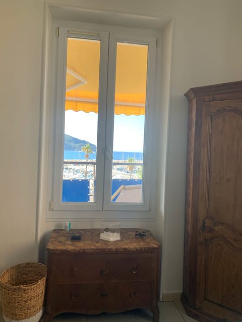 Bedroom with sea view- chambre avec vue sur la mer