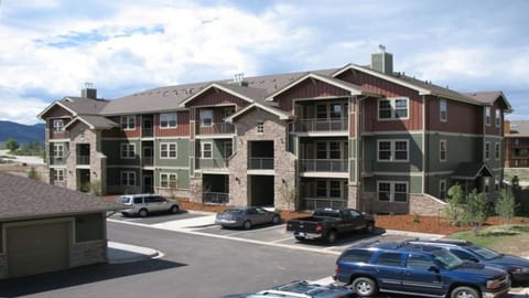 Outside of building, lots of parking