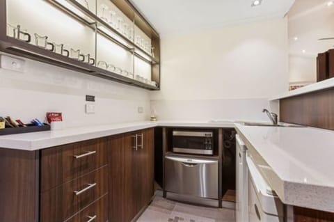 Premier Suite | Private kitchenette | Fridge, coffee/tea maker, toaster