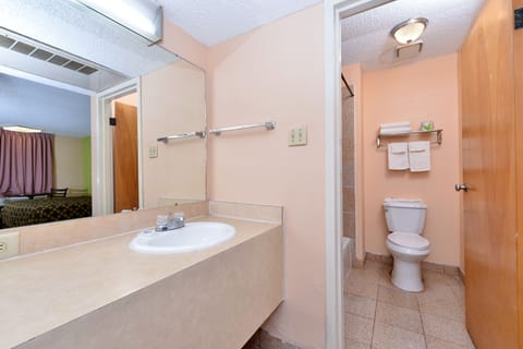 Standard Room, 1 King Bed | Bathroom | Combined shower/tub, rainfall showerhead, free toiletries, towels