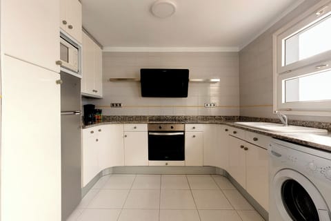 Apartment, 3 Bedrooms | Private kitchen | Mini-fridge, microwave, stovetop, espresso maker