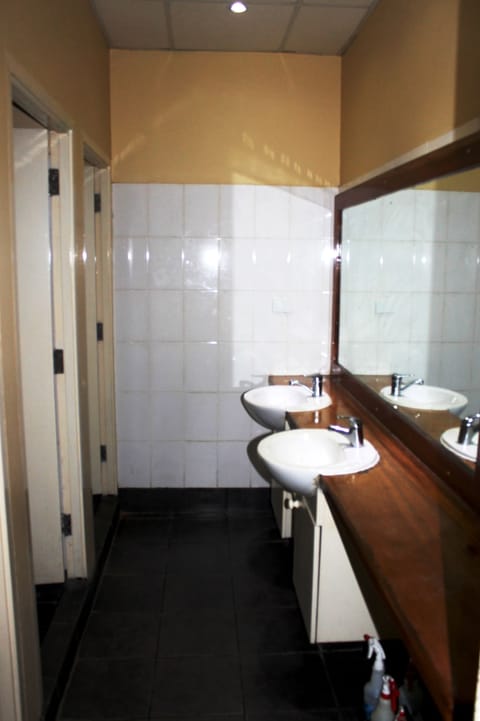 22-bed Mixed Dormitory Room | Bathroom sink