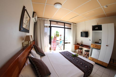 Oceanfront King or Twin Room with Balcony | Soundproofing, free WiFi, bed sheets