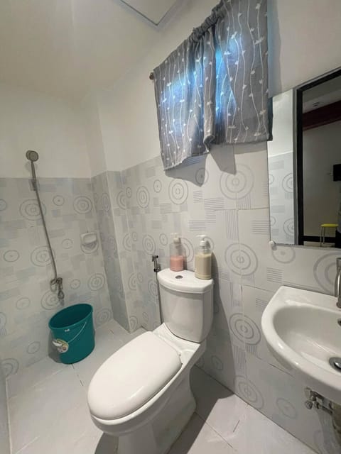 Standard Fan room | Bathroom | Shower, free toiletries, bidet, towels