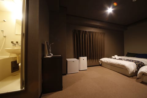 Twin Room with Private Bathroom | Desk, blackout drapes, free WiFi, bed sheets