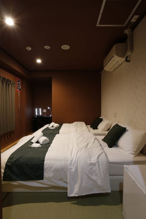 Japanese Style Twin Room with Private Bath | Desk, blackout drapes, free WiFi, bed sheets