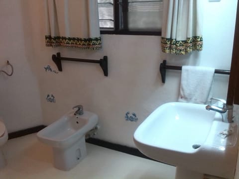 Twin Room | Bathroom | Shower, free toiletries, hair dryer, towels