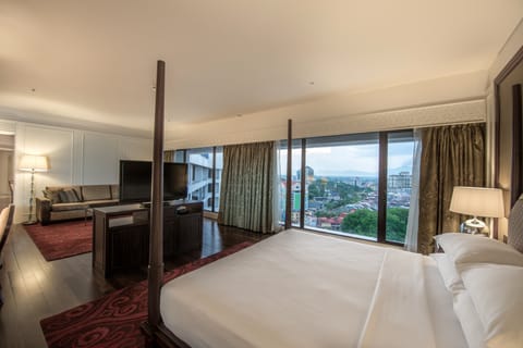 Suite (Sarawak) | Premium bedding, minibar, in-room safe, desk